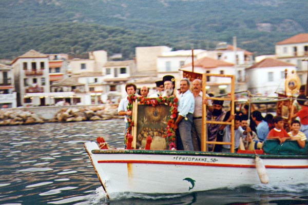 Le pope sort en mer pour célébrer la mort de Marie. Le pope sort en mer pour célébrer la mort de Marie.
