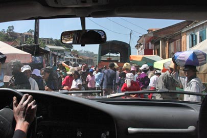 Sur le marché en voiture.