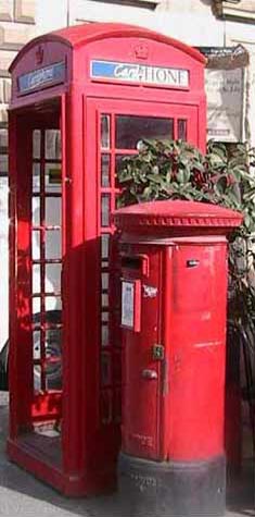 Téléphone et boîte à lettres.