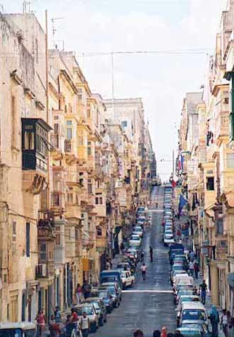 Une rue de La Valette avec ses multiples balcons.