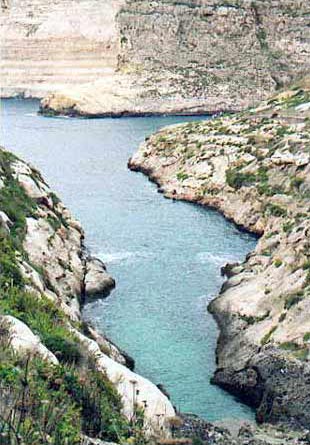 Une calanque aux eaux claires.