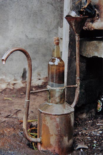 Alambic pour distiller l'alcool de géranium. Alambic pour distiller l'alcool de géranium.