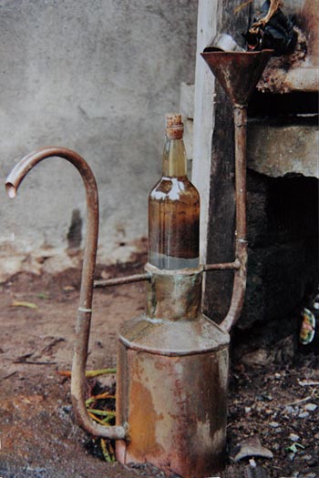 Alambic pour distiller l'alcool de géranium.