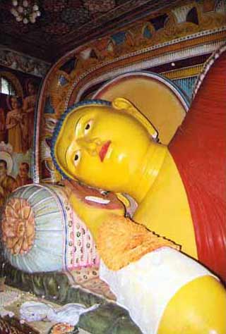 Bouddha couché peint de couleurs vives.