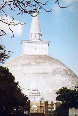 Stupa d' Anaradhapura en briques recouvert de peinture blanche.