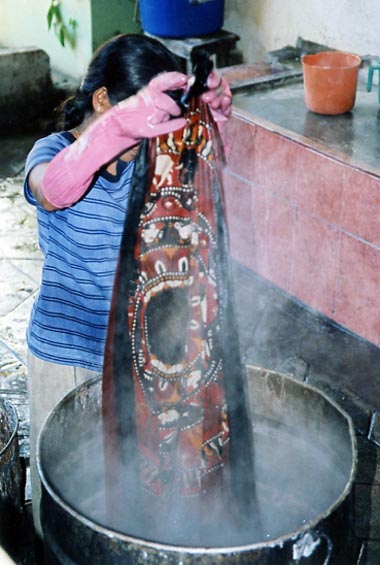 Le batik est fabriqué artisanalement. Le batik est fabriqué artisanalement.