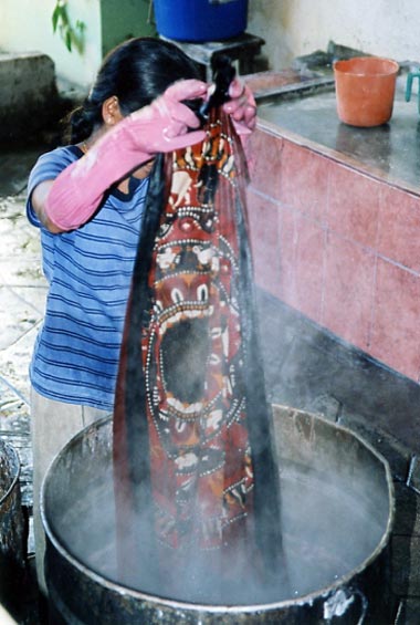 Le batik est fabriqué artisanalement.