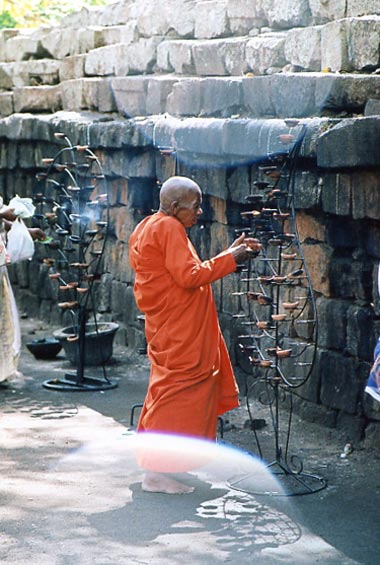 Bonze à Anaradhapura. Bonze à Anaradhapura.