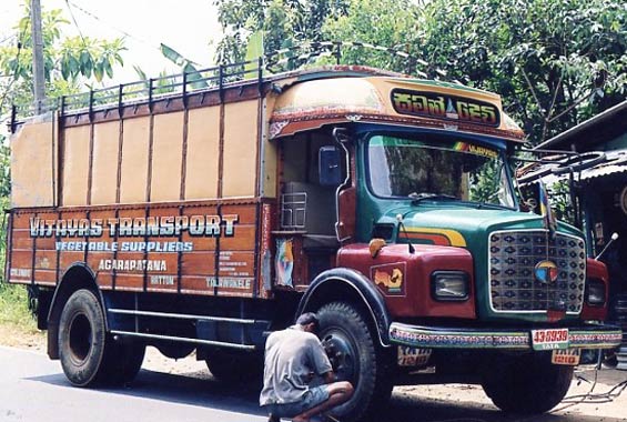 Camion dont le chassis est fait en Inde et la caisse décorée au Sri Lanka.