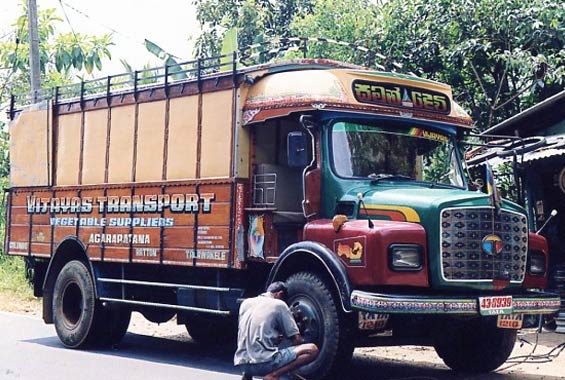 Camion dont le chassis est fait en Inde et la caisse décorée au Sri Lanka. Camion dont le chassis est fait en Inde et la caisse décorée au Sri Lanka.