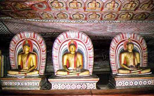 Trois statues de  la rangée de Bouddha assis de Dambulla.