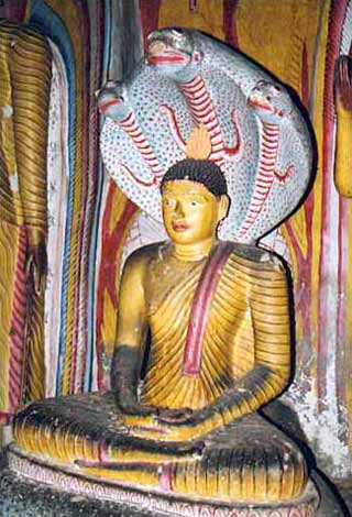 Bouddha assis dans une autre grotte de Dambulla.