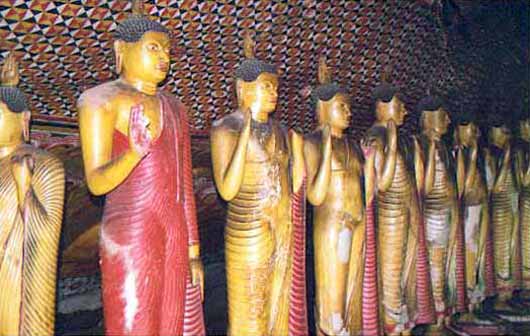 Rangée de Bouddha debout dans une des grottes.