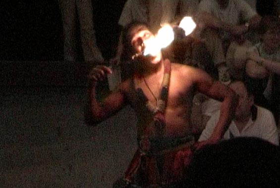 Offrande et prière à Bouddha. Mangeur de feu