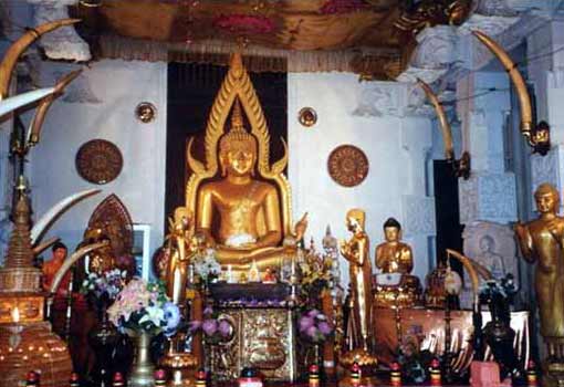 Dans ce temple, se trouve la dent de Bouddha.