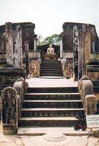 Pierre de lunes, portails et Bouddha