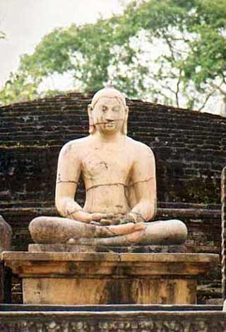 Gros plan sur le Bouddha assis.