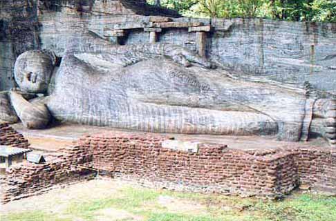 Bouddha de 14 mètres, sculpté dans la roche.