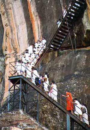 Montée des fidèles au rocher de Sigiriya.