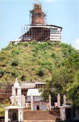 Ce stupa est en cours de dégagement.