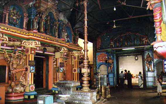 Cérémonie à l'intérieur du temple Tamoul.