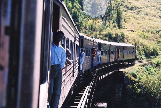 Les voyageurs se tiennent aux portières du train, même quand il roule. Les voyageurs se tiennent aux portières du train, même quand il roule.