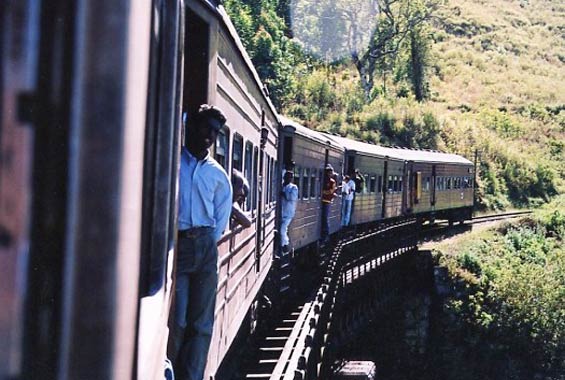 Les voyageurs se tiennent aux portières du train, même quand il roule.