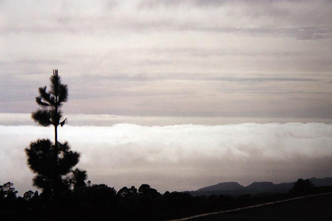 La vallée est envahie par les nuages.