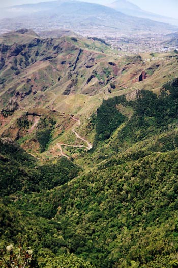 Du haut du Pico Inglese, on découvre les montagnes de Tenerife.