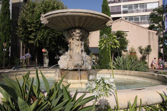 Fontaine des Trois Dauphins